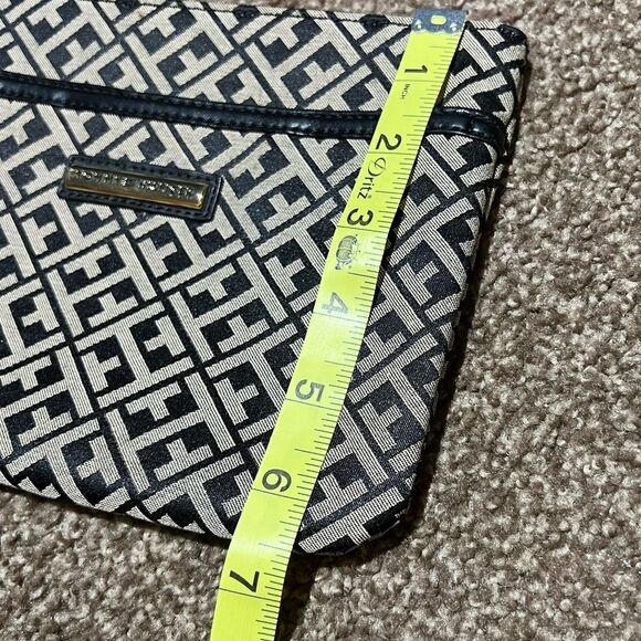 Tommy Hilfiger Wristlet Classic Black & Tan w/navy interior EUC - Picture 11 of 12